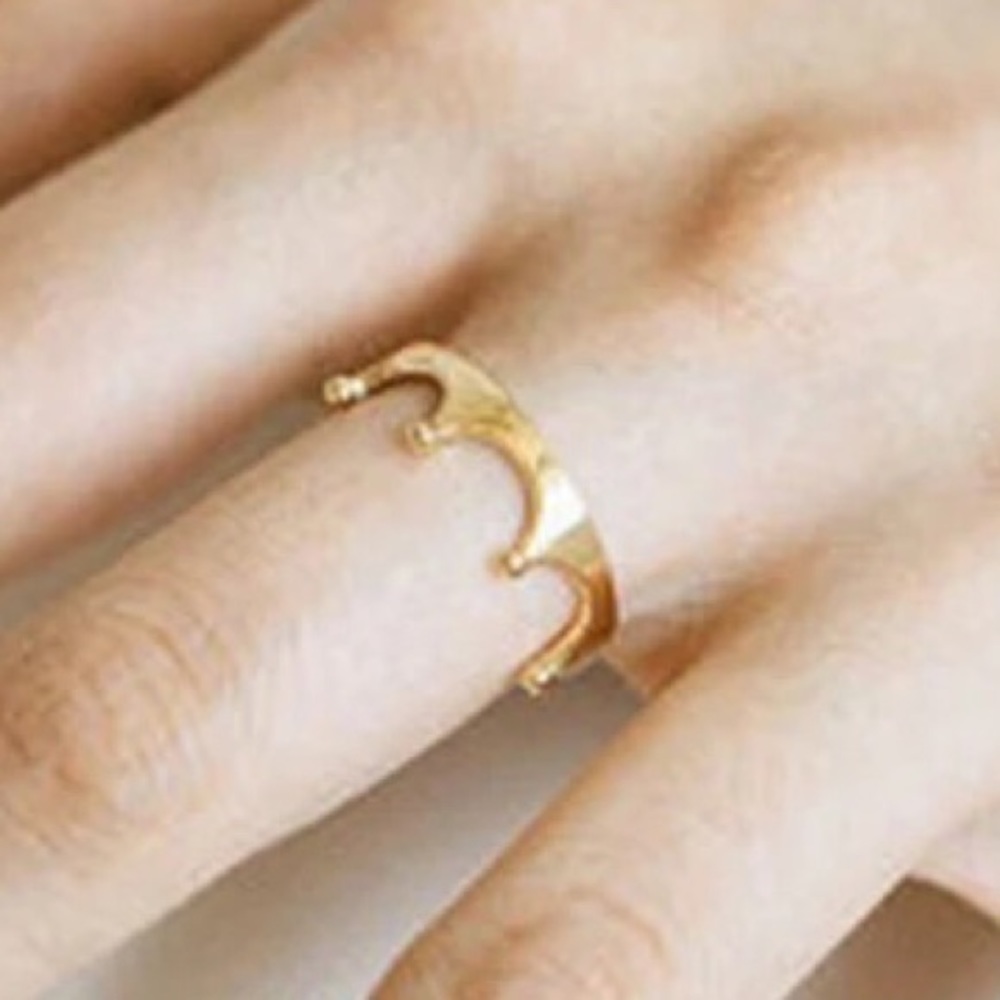 Vintage looking gold crown ring